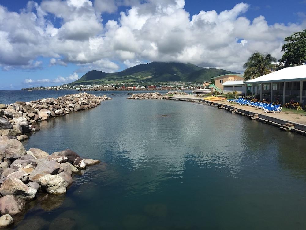Bird Rock Beach Hotel Basseterre 外观 照片